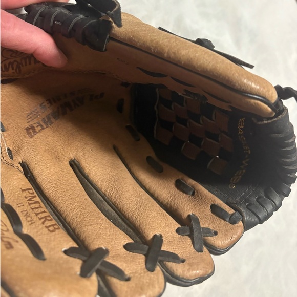 Rawlings Classic Tan and Black Glove - Picture 7 of 7